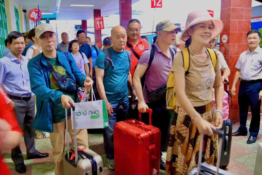 Nearly 500 Chinese tourists arrive in Nha Trang on trans-Vietnam train